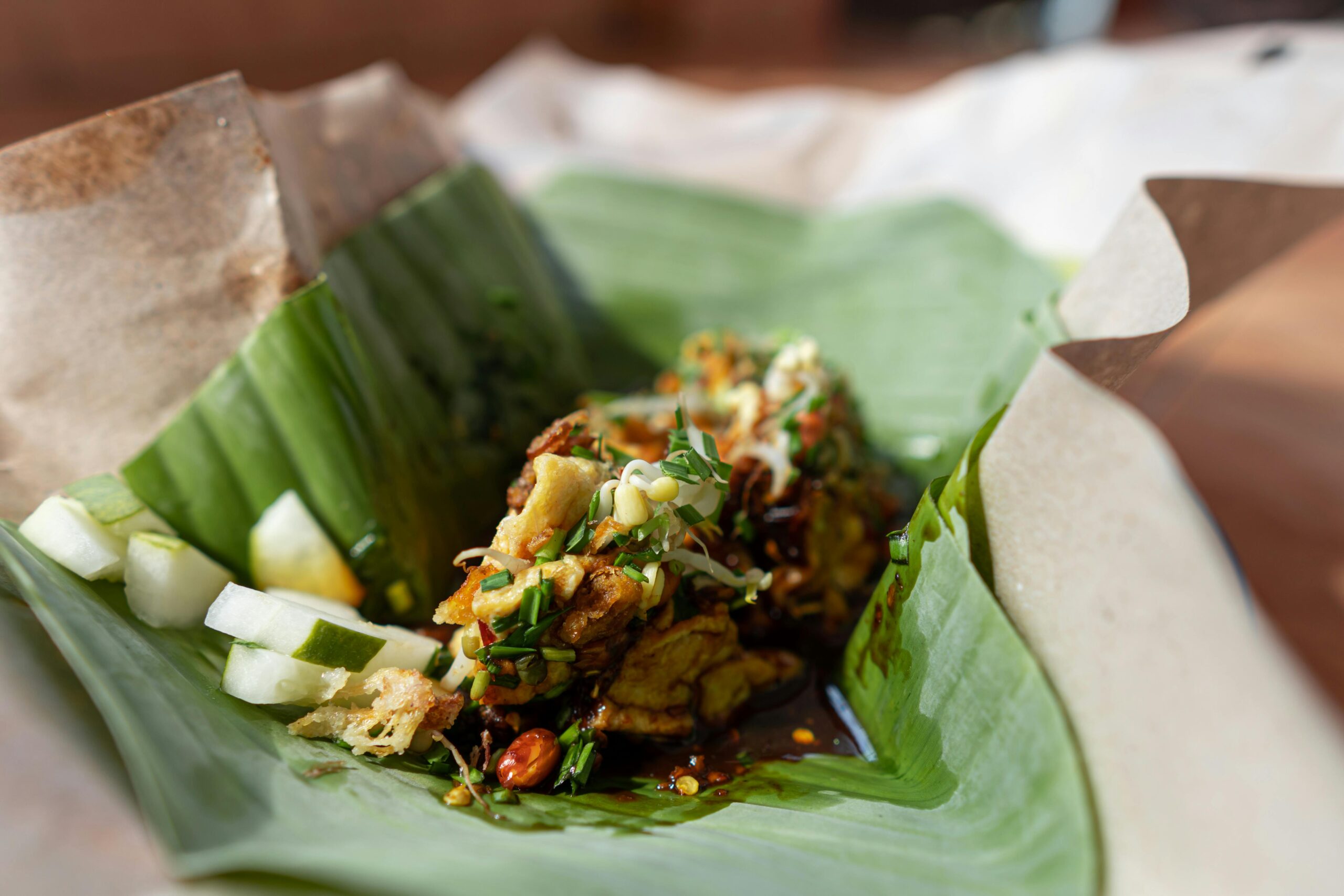 Kenapa Nasi Bungkus Rasanya Lebih Nikmat? Ada Filosofi Hidup di Balik Bungkus Sederhana